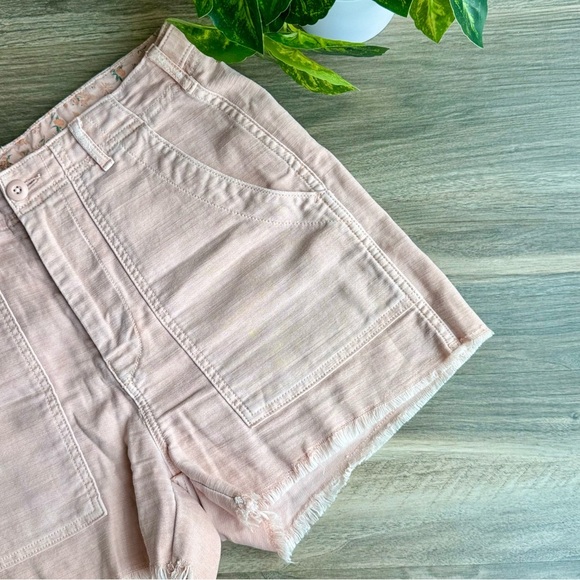 American Eagle Mid Rise Utility Pocket Shorts Light Pink Raw Frayed Hem Size 6 - Picture 7 of 13